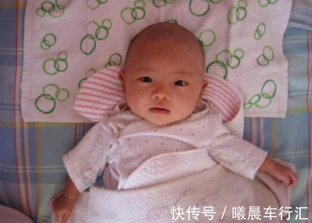 枕头|3个月内的小宝宝,睡姿会影响颜值,3种姿势要及时调整