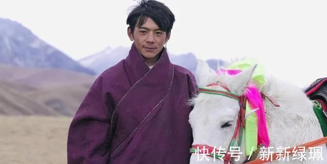 丁真太帅走红日本,获日本网友画动漫应援:才知世上有“丁真君”