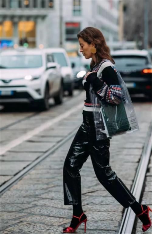 品位|今冬“过膝袜”可少不了,遮肉保暖又减龄,有品位的女人最爱穿它