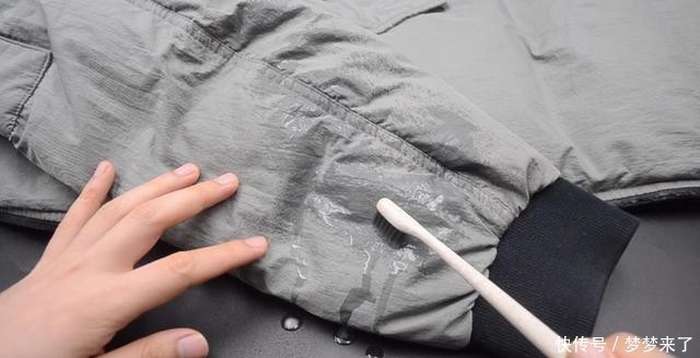 水洗|羽绒服脏了不用水洗,教你一个方法,比洗衣店洗的还干净,真好用