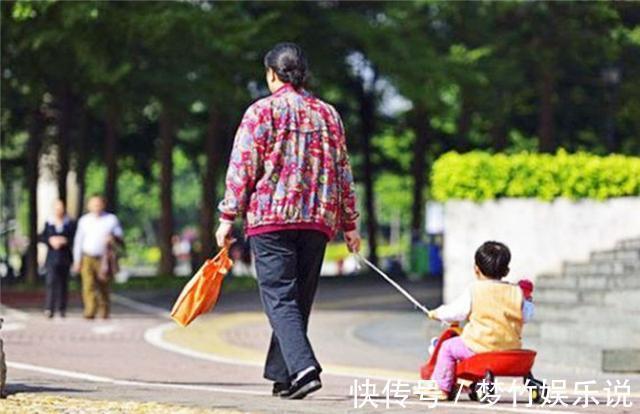 新生儿|“最嫩外婆”走红,产房外第1次抱外孙,路人:才生完就溜达了?