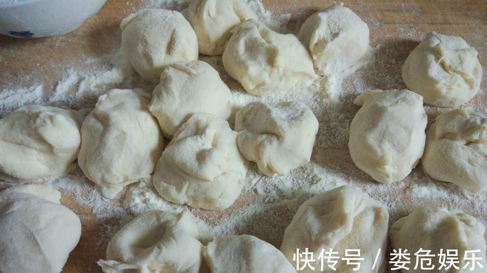 发面时，万万不可只加酵母！多加3样，9分钟溢盆，馒头又香又软