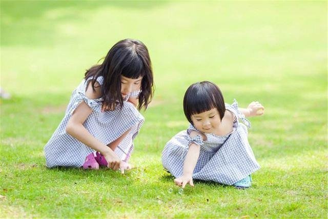 二宝|姐姐揪着弟弟耳朵“骑马”，被抓包后反应亮了，网友：这娃有前途