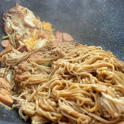 火腿|火腿金针菇炒面