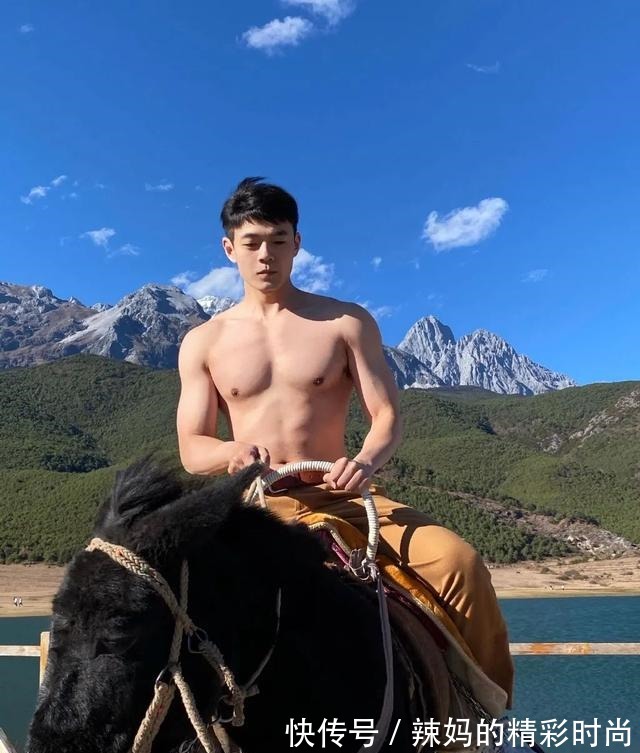 马秀|健身房抓拍的运动帅哥，大长腿有点粗壮哦！