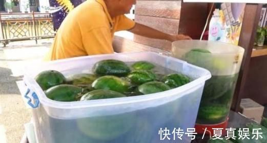 大爷卖西瓜汁却从不买杯子,看清他把鲜榨西瓜汁装哪,路人排队买