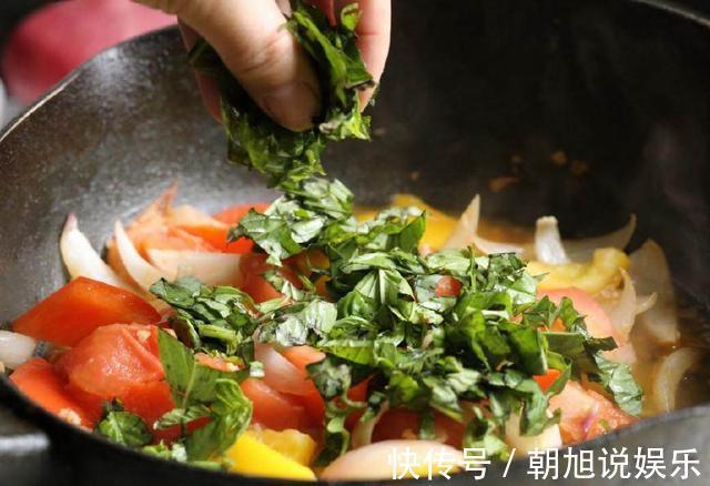 这盘虾满满异国风味，里面加了一种香草，简直太美味了！