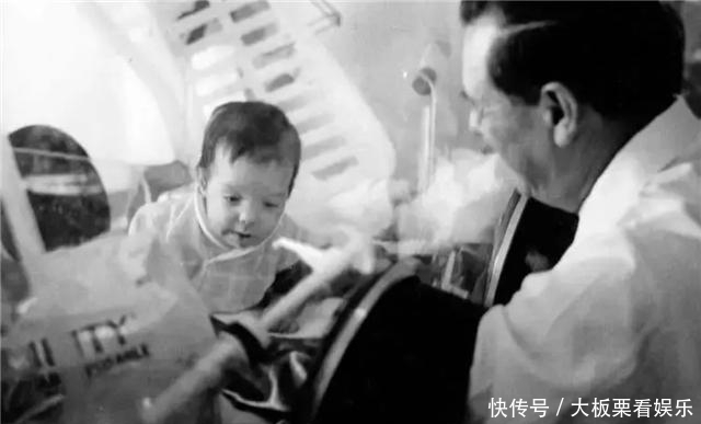 “泡泡男孩”：12岁才走出隔离罩，在死亡前第一次触摸到了妈妈