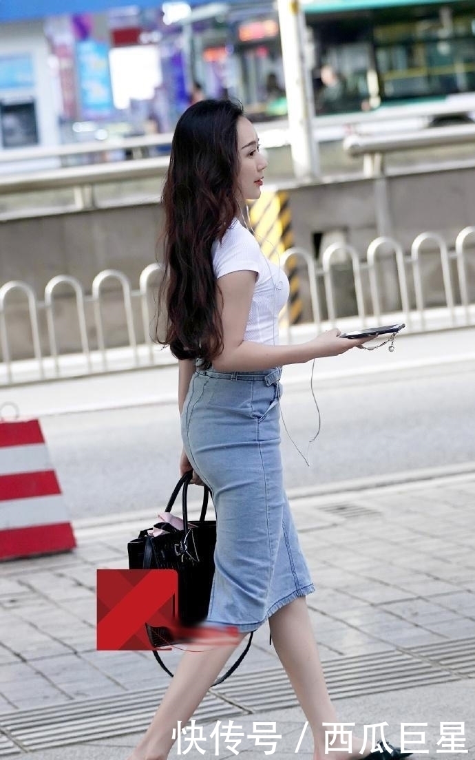 高跟鞋|街拍:裙子美女,充满了浓郁的时尚态度!