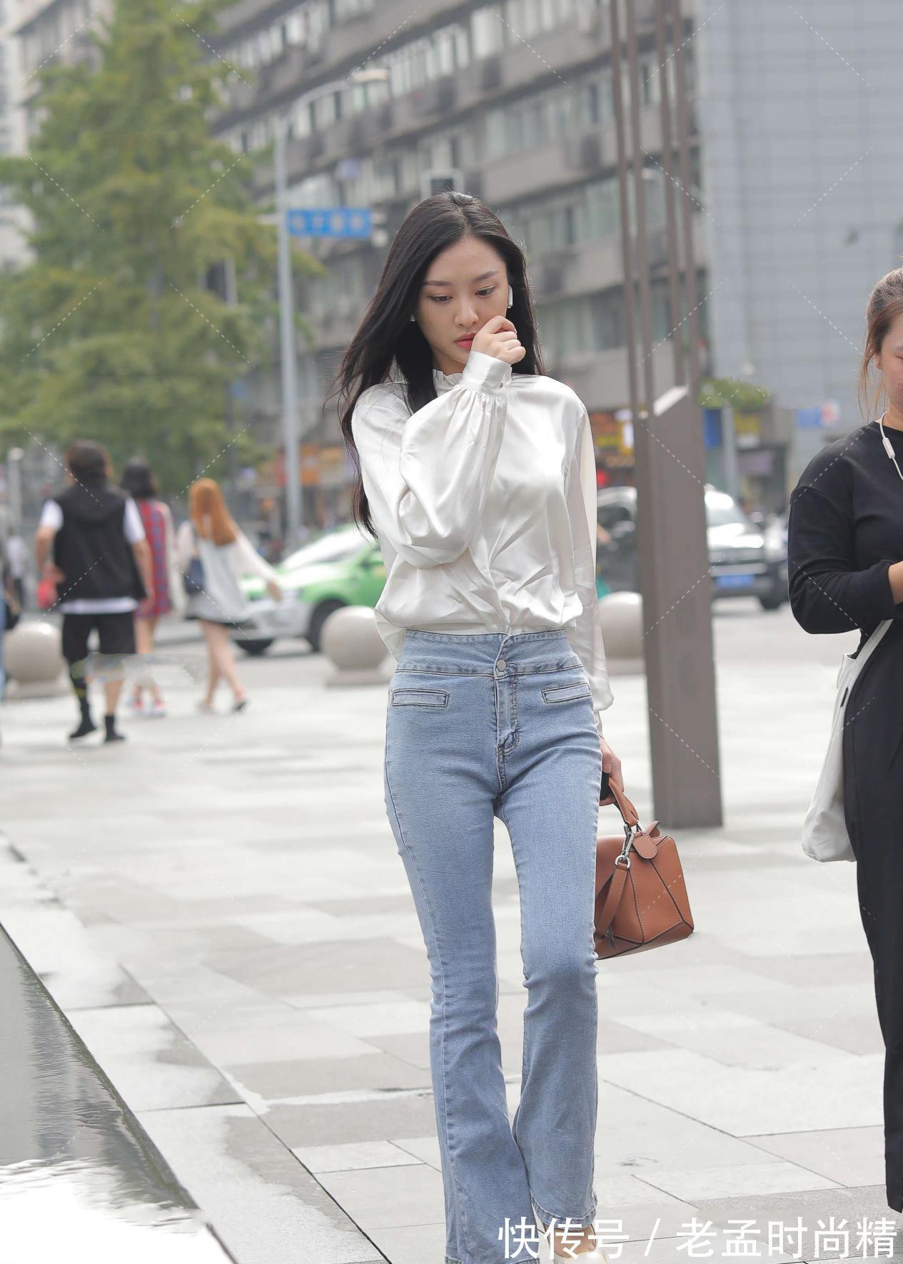 紧身裤|时尚街拍：白色长袖衬衫，搭配一条蓝色牛仔裤，散发一种优雅感觉