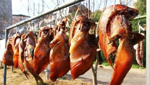  腊肉|腌腊鱼，光抹盐还不够！再加这2步，腊鱼咸香入味，放再久不变质