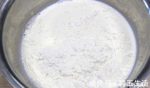 面包糠|牛奶最忌讳和“它”一起吃,营养减半又伤胃,还有许多家庭都中招