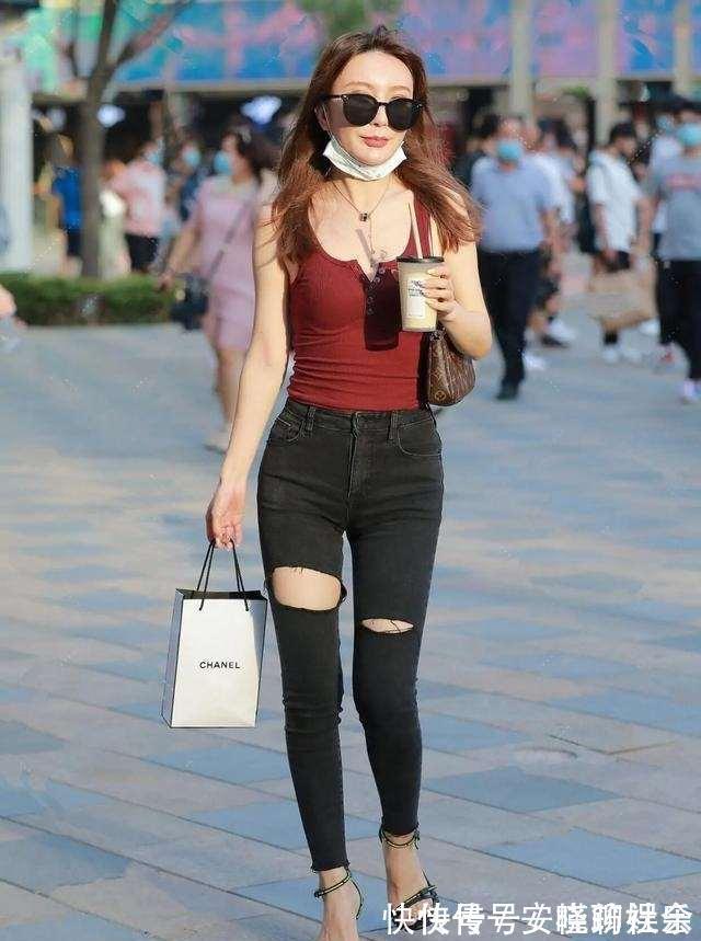 搭配 美女穿着透明高跟凉鞋,非常有吸引力,走在大街上就是一道风景线