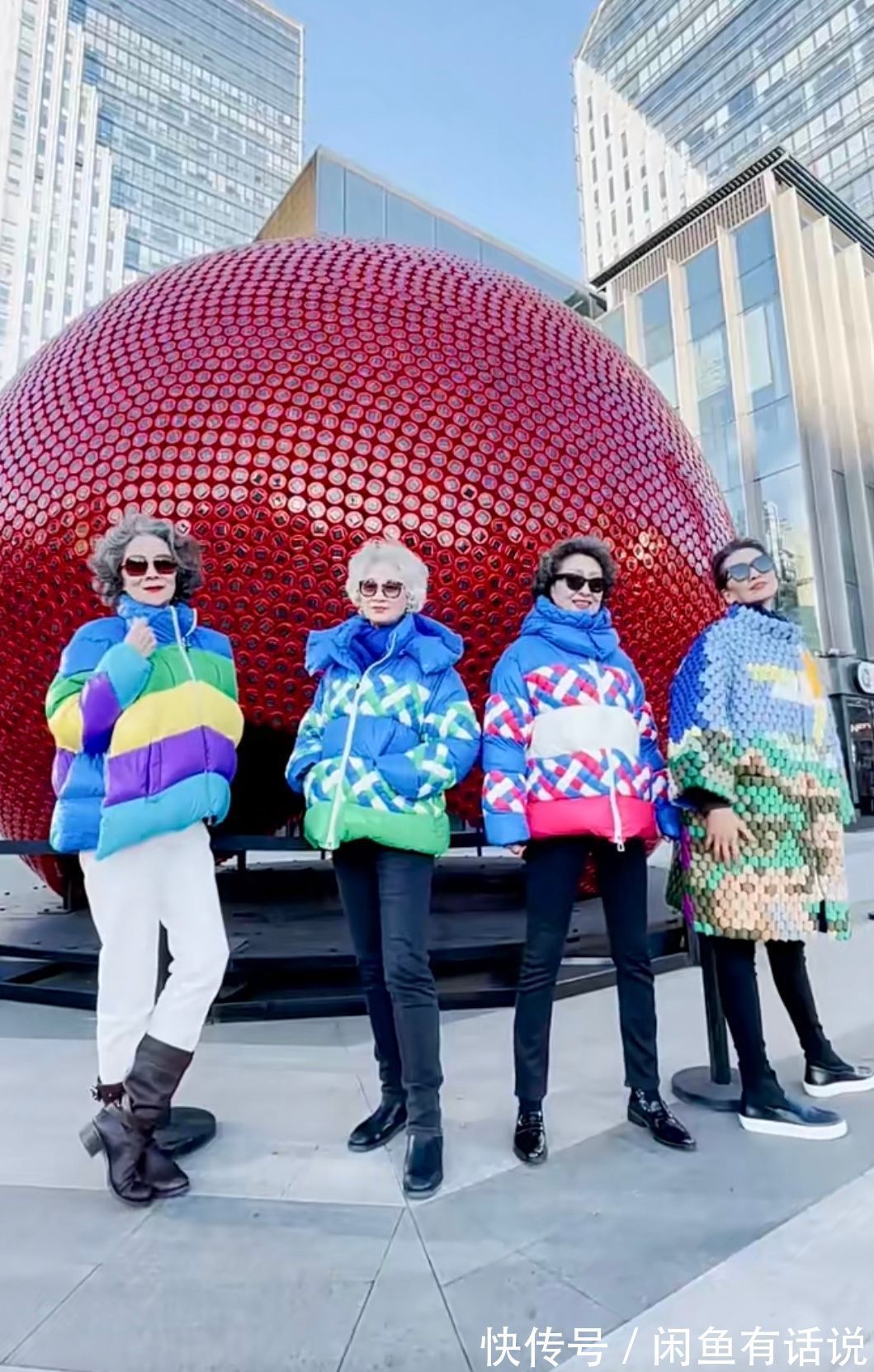 配饰 75岁北京奶奶真潮,那么花的羽绒服也敢穿,配一头白发看着太拉风