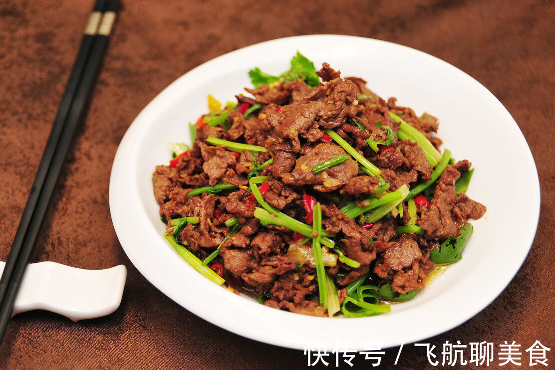 干辣椒|炒牛肉时，别再用生粉腌制了，教你一招，牛肉炒得又嫩又好吃