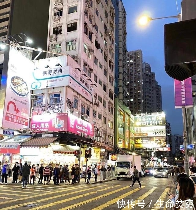 旺角 香港旺角波鞋街耐克店,200多港币一双都无人问津