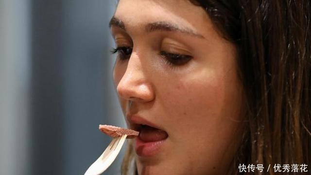 吃不饱|外国人吃一块牛排就饱了,在中国吃火锅上3盘肉,还是吃不饱