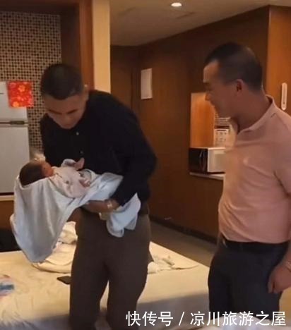 刀口|爷爷嫌爸爸抱娃像“端菜”,抢来抱姿势更“豪横”,宝妈笑得刀口疼