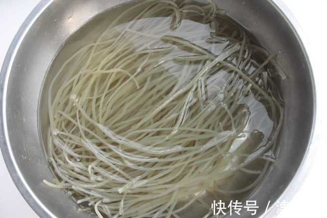 萝卜和它一起炖，味道特别鲜！热腾腾端上桌，营养下饭，吃完暖和