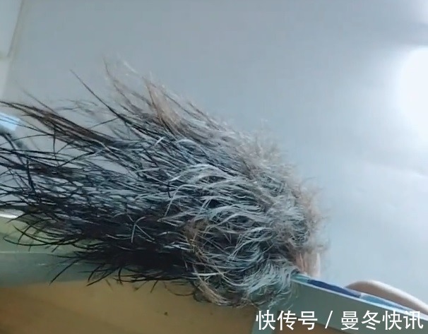 |搞笑GIF趣图:谁先抬头谁做饭,小两口婚礼上僵持了半个小时!