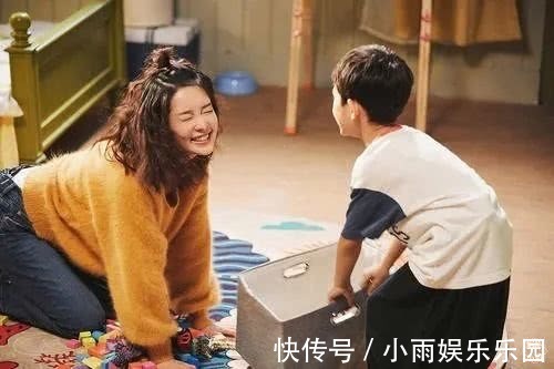 李沁挽張若昀胳膊上熱搜，女演員為了避嫌也需“禮儀手”嗎？