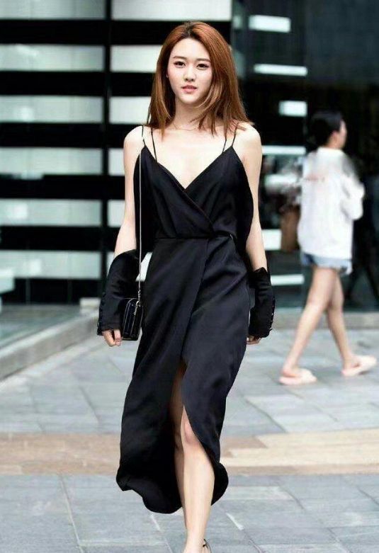 街拍:时髦大方的时尚美女,蓝色牛仔装的搭配潇洒又气派