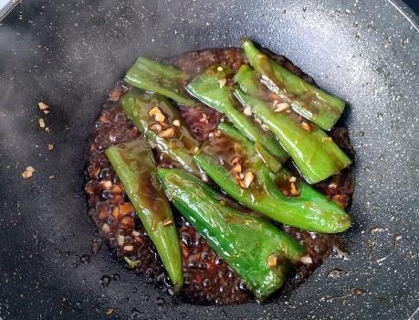 青椒|做虎皮青椒,先放油还是后放油厨师做错了,难怪不起皮还难吃