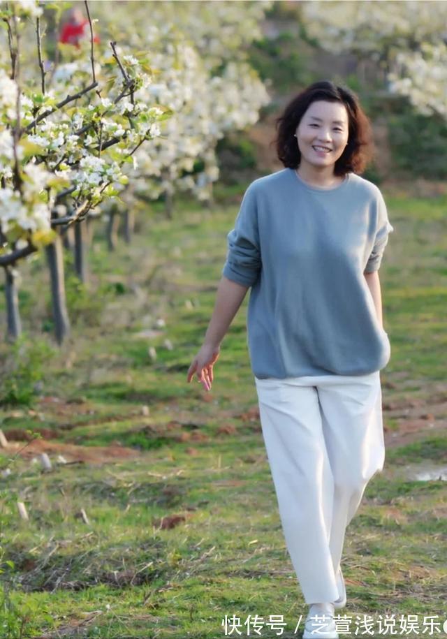 搭配 年过50的女性,穿运动鞋少配修身裤,运动鞋+阔腿裤,休闲时髦