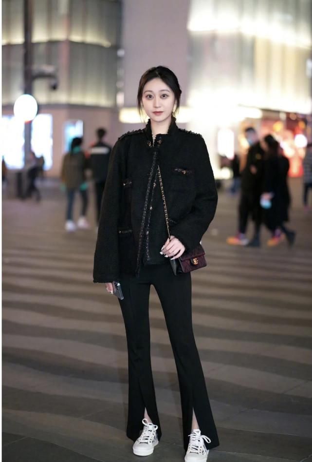 早春穿纯色内搭，搭配哪些“外套”更时髦？这些组合值得参考