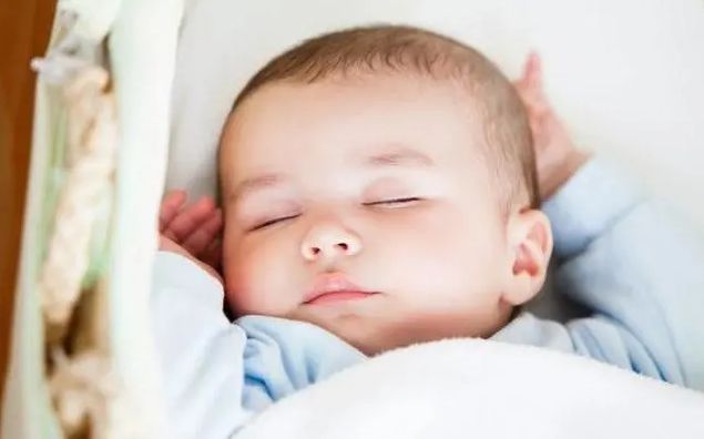 宝宝|小婴儿何时能开始“睡整觉”？宝妈提前做好引导，晚上带娃更轻松