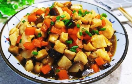 美食精选：香菇胡萝卜炒鸡丁，香辣豆腐肉片，牛肚炒菠菜，西葫芦炒肉