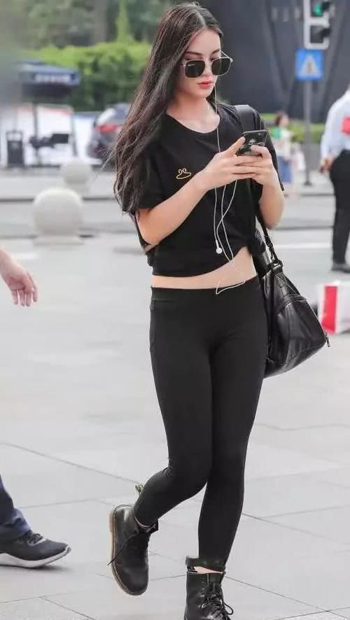 漂亮|街拍美女长相漂亮的小姐姐,一件时尚小衫穿得新潮美丽漂亮