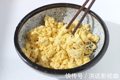 粗粮|不用早起也能吃到，粗粮发面早餐饼，加点菜叶如此煎，味道真是好