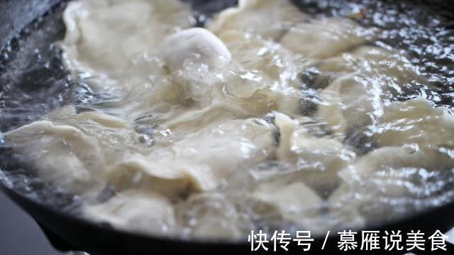 煮饺子时,不要中途加冷水,记住多放2样,饺子完整筋道不发粘