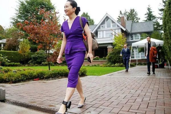  是装不|有钱人气质是装不出来的，孟晚舟老了还时髦，穿羽绒背心搭短裙！