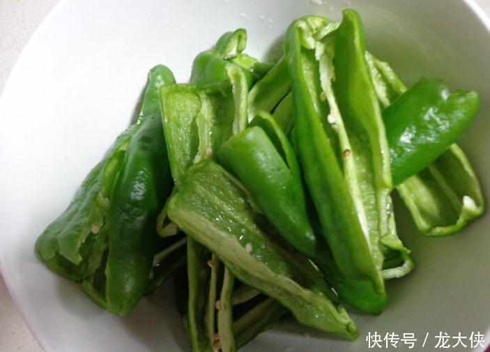 舒坦|青椒这样做,比所有蔬菜都美味,几个青椒下两碗米饭,酸辣爽舒坦