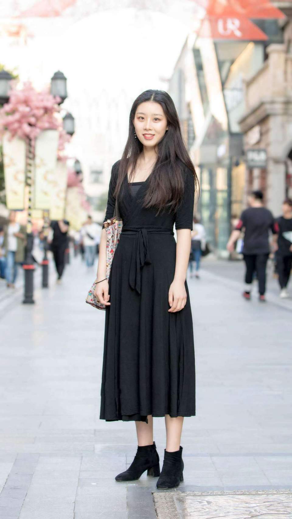 街拍小姐姐粉色印花连衣裙搭配红色小靴子，打造撩人的万种风情