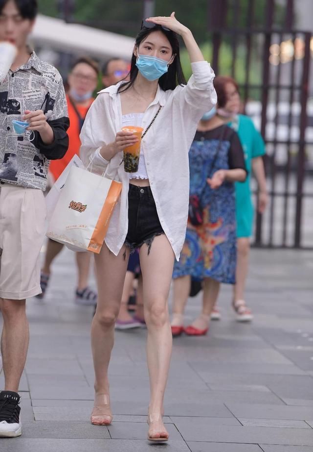 夏日外出不想晒黑？穿着黑色短裤的防晒衬衫，清凉而慵懒