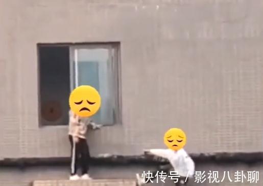 孩子|两男孩在楼顶“立定跳远”，危险动作惹网友捂眼：不是玩耍是玩命