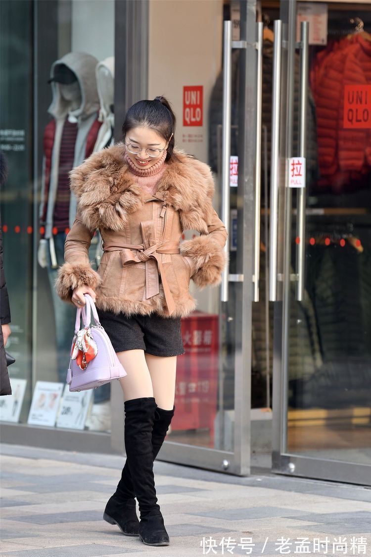 连衣长裙|街拍:小姐姐选择黑色的连衣长裙,带着收腰设计,显得身材特别好