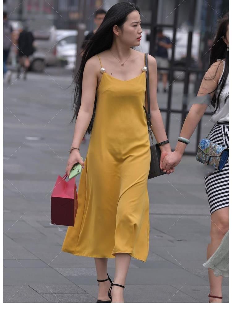 吊带|V字领吊带连衣裙搭配高跟鞋，端庄优雅，尽显无限美好风格