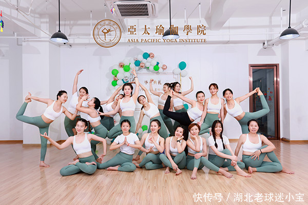 双脚|每天练习这样一套瑜伽，千年老腰再也不痛了...