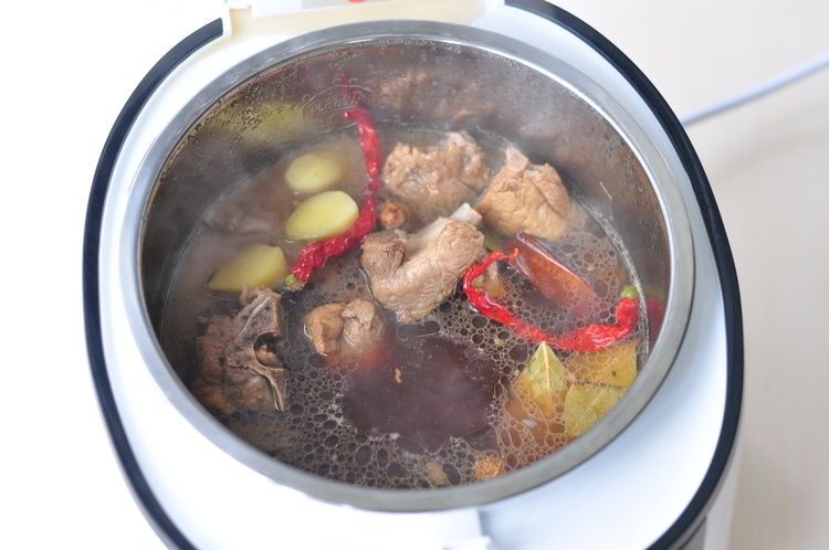 土豆跟排骨一起烧，色香味俱全，越吃越香