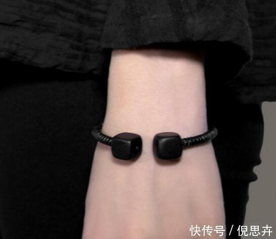 戴银手镯已经过时了,今年开始流行戴这样的手链,超好看