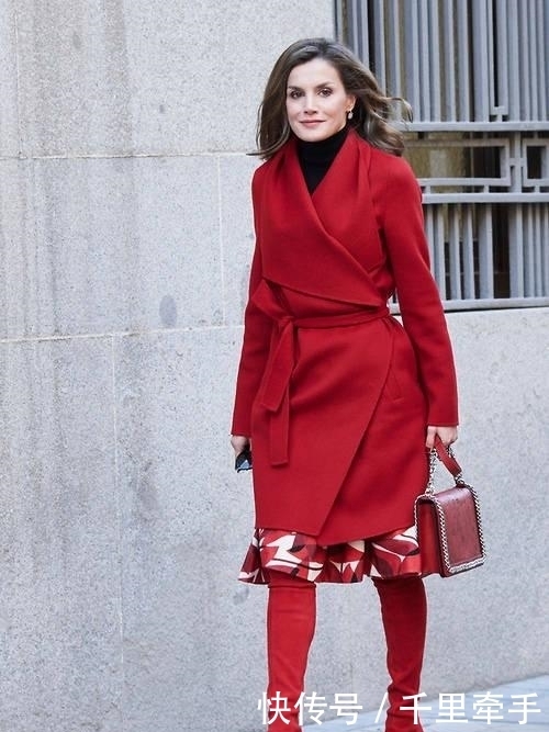 色大衣|被西班牙王后美到了,一袭格纹裙搭配大衣气场开挂,优雅又高级