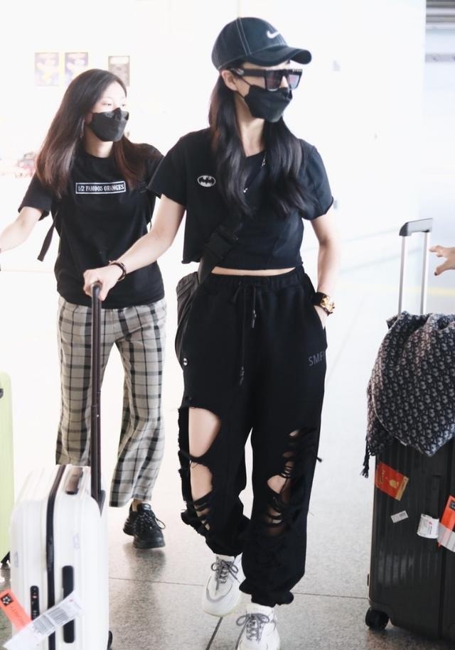 黑色|35岁的薇娅身材高挑纤瘦,穿黑T恤搭配黑色破洞工装裤,又飒又美