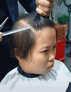 |搞笑GIF:从姑娘的眼神里,感觉你俩之间不简单呀!