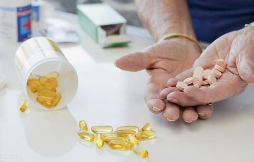 中年|深冬，为了防止生病，老年人要主动补充4种营养素，对身体有好处