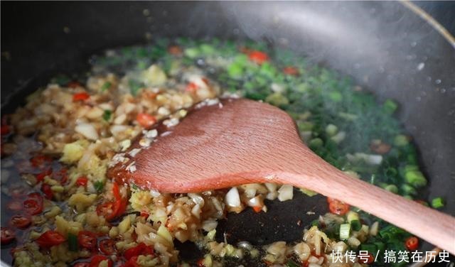 洗花甲时,只放盐是大错特错!多加这3样,花甲疯狂吐沙,更干净