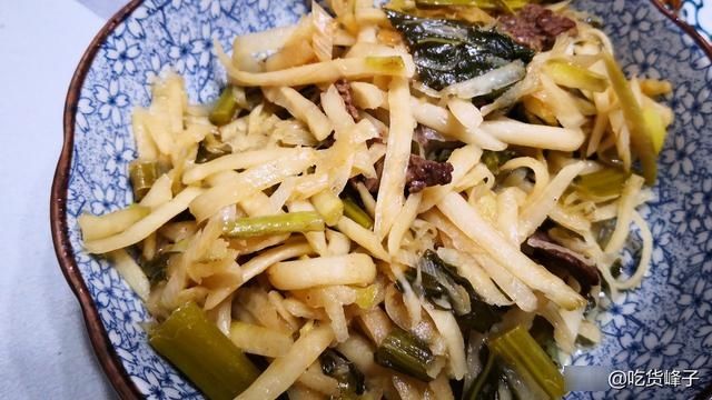 回老家蹭饭，晒丈母娘做的菜炸圈了，网友：这才是正宗农家菜